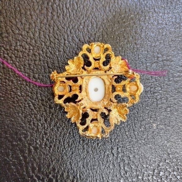 𝅺GOLD color brooche with pearls - Picture 2 of 4